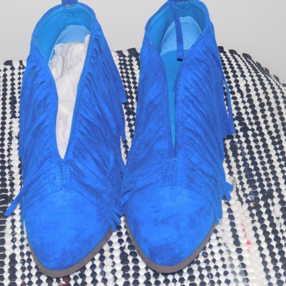 ❤️Electric blue suede tassel booties!